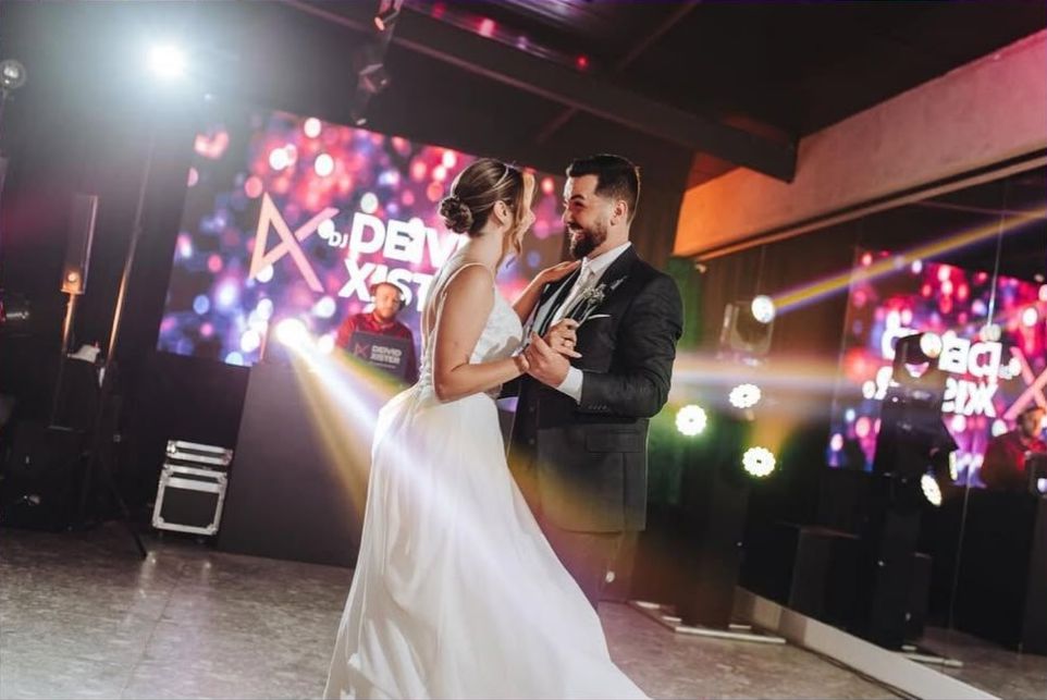 Primeira dança dos noivos com luzes e painel de LED